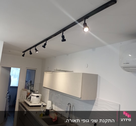 מסילת תאורה עם פנסים מותקנים בתקרה